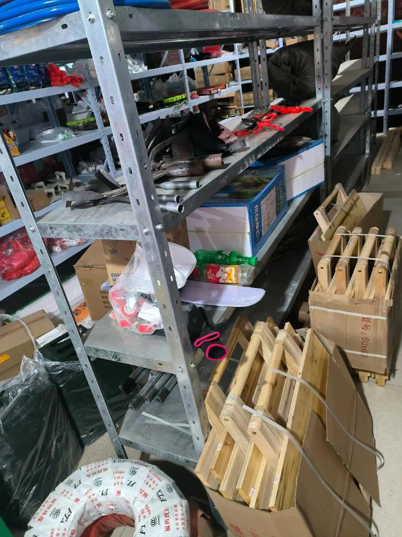 廣場斜對面的五金電料日雜百貨綜合店